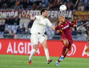 “Malen shines with a hat-trick in Roma’s victory over Pisa.”