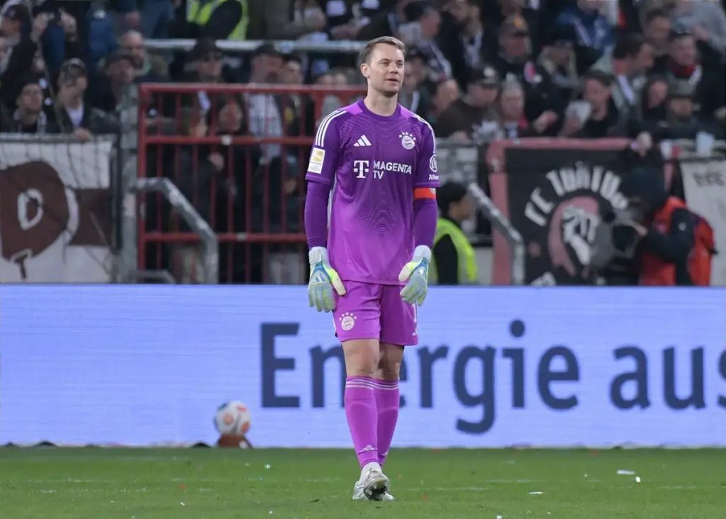 Manuel Neuer renews with Bayern and stays until 2027.