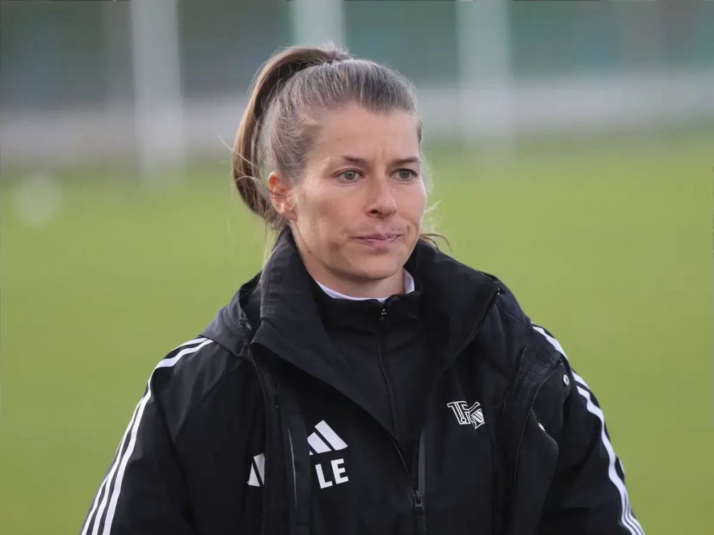 Marie-Louise Eta faz história como primeira mulher a treinar na Bundesliga