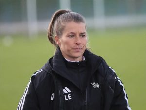 Marie-Louise Eta faz história como primeira mulher a treinar na Bundesliga