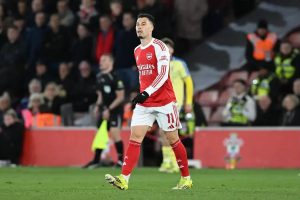 Martinelli escapa a punição extra após empurrar árbitro na FA Cup