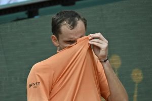Medvedev em apuros: Derrota humilhante em monte-carlo