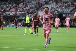 “Messi shines with two goals in Inter Miami’s victory over the Rapids.”