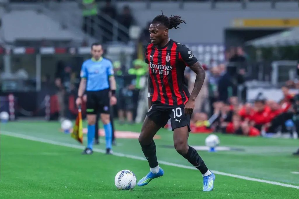 Milan pode negociar Rafael Leão com três jogadores do Manchester United