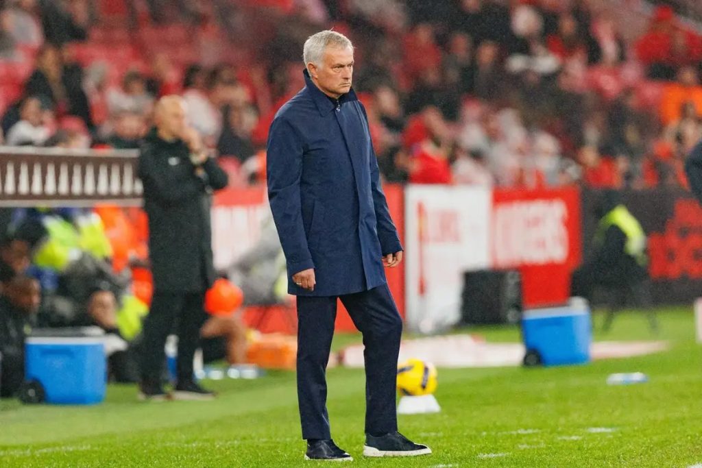 Mourinho exige decisão rápida sobre futuro em meio a rumores do Real Madrid