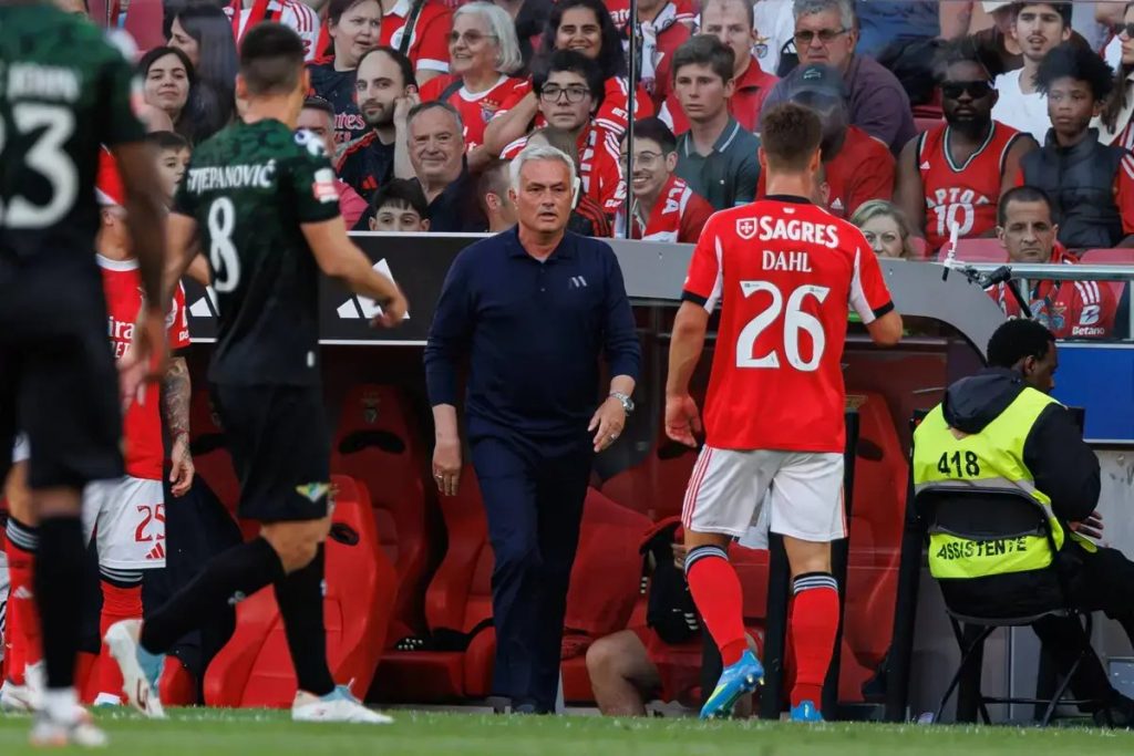 Mourinho destaca dignidade do Benfica, mas falta título ao clube