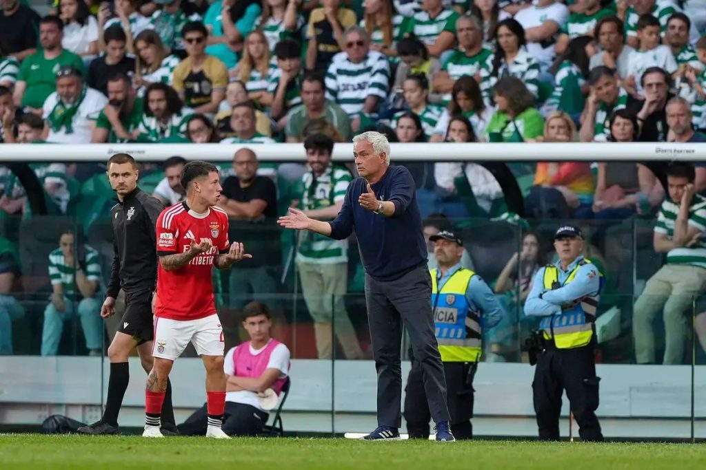 Mourinho e Mancini na lista do Newcastle para substituir Howe