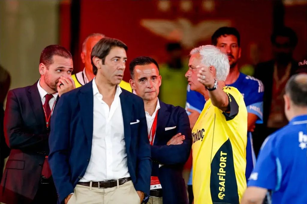 Mourinho e Rui Costa à beira do colapso antes do dérbi