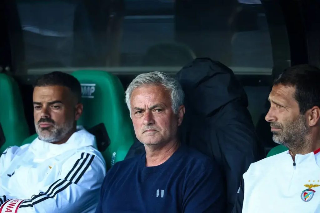 “Mourinho praises Sporting but criticizes refereeing and results.”