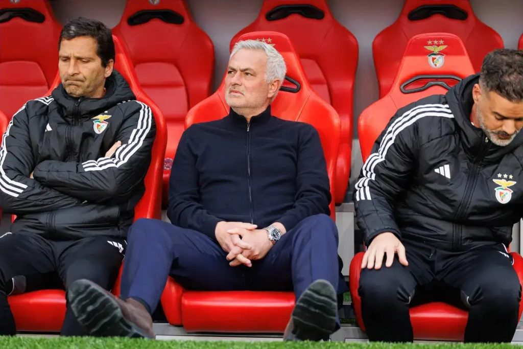 “Mourinho talks about Otamendi’s future and Benfica’s central defenders.”