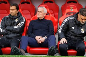 Mourinho fala sobre o futuro de otamendi e os centrais do Benfica