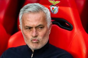 Rui Costa defends Mourinho despite rumors about the future.