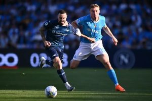 Naples delivers champagne to Inter after defeat to Lazio.