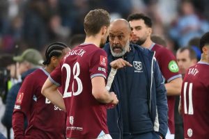 Nuno Espírito Santo laments the sadness of the West Ham players after the defeat in the cup.