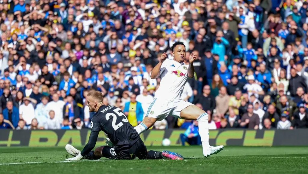 Okafor brilha novamente e Leeds afunda Wolves na Premier League