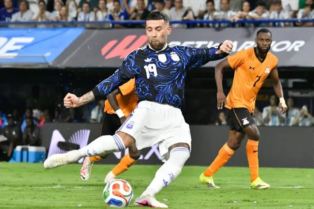 “Otamendi shines and bids farewell to the Argentine national team in grand style.”