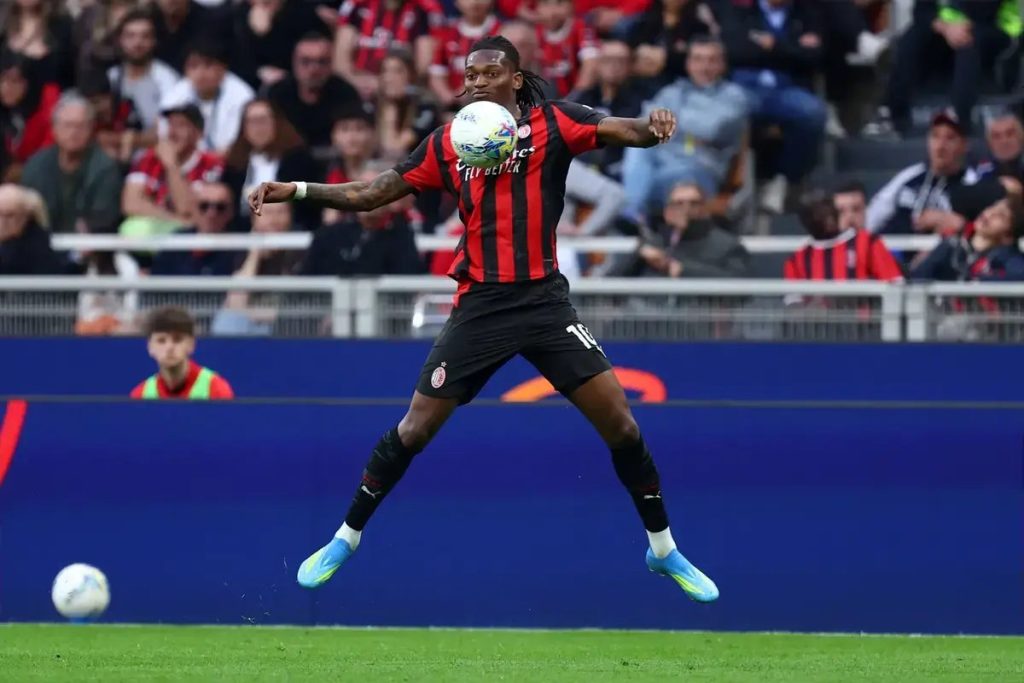 Rafael Leão enfrenta assobios, mas pode renascer no Milan