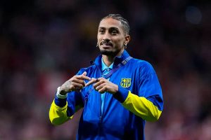Raphinha rejects offers from Saudi Arabia and stays at Barcelona.