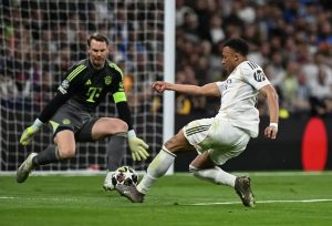 Raya e Neuer brilham e garantem vitórias de Arsenal e Bayern