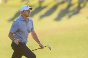 Rory McIlroy loses 6-shot lead on chaotic day at the Masters.