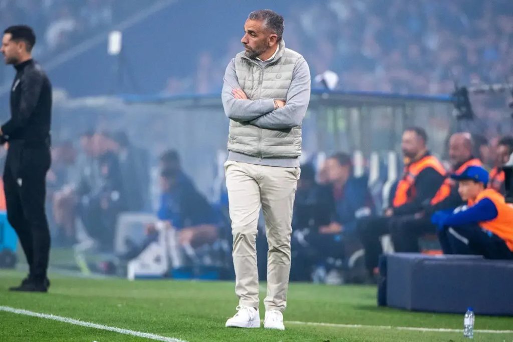 Rui Borges furious after controversy with referee in Sporting match.