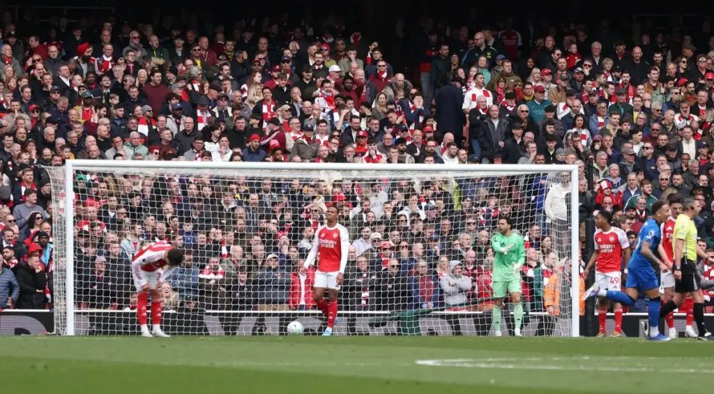 Scholes afirma: Arsenal perdeu o rumo na corrida pelo título