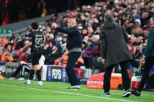 Slot critica VAR após derrota do Liverpool com PSG