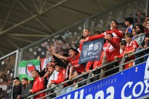 Tension in Seville: Fans demand explanations after another defeat.