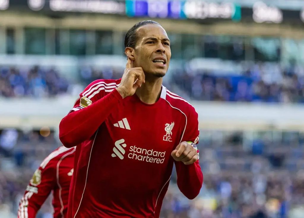 Van Dijk desafia jovens do Liverpool a serem os próximos líderes