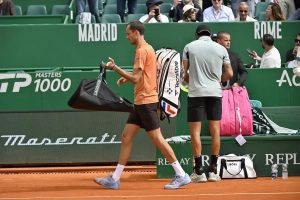 VIDEO – Daniil Medvedev explode e quebra raquete em derrota humilhante