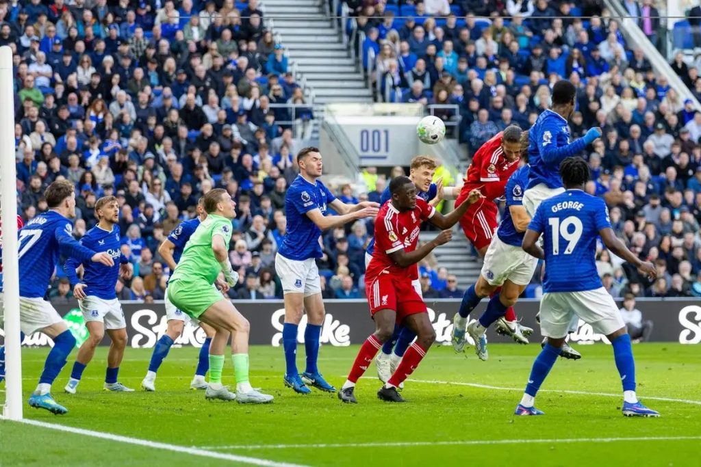 Virgil van Dijk brilha com golo no último minuto no Merseyside derby