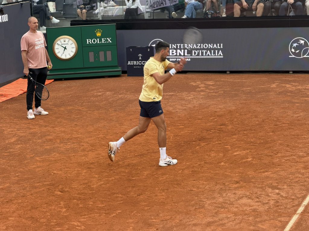 “Novak Djokovic returns to Rome and delights the audience during practice.”