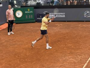 Novak Djokovic regressa a roma e encanta público no treino