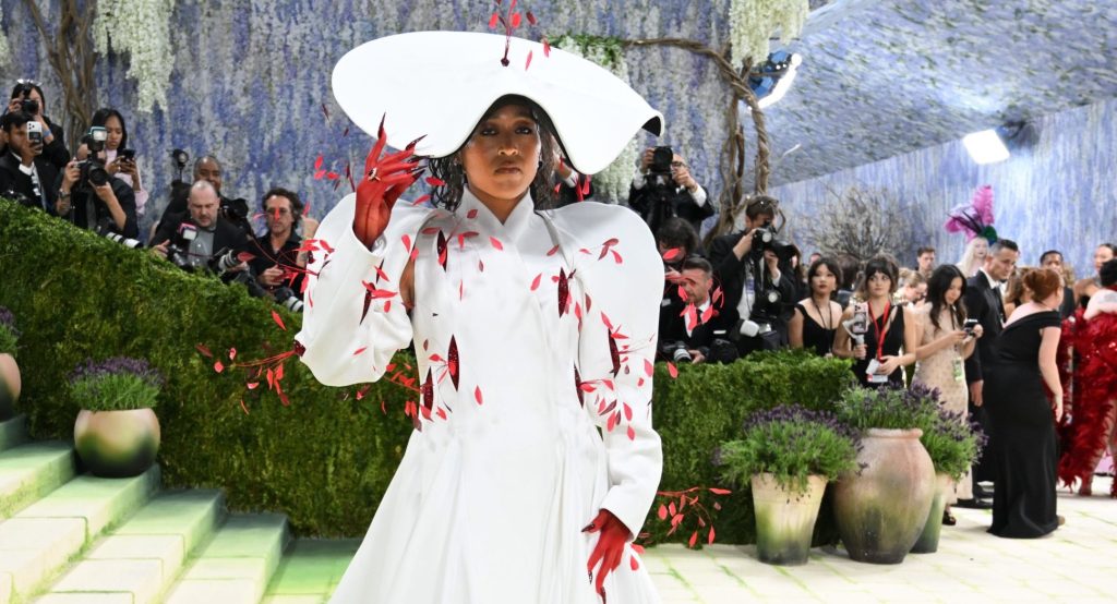 Naomi Osaka shines at the Met Gala with an outfit that took 3,200 hours to create.