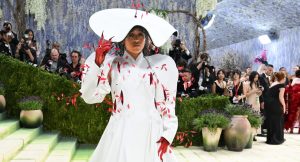 Naomi Osaka brilha no Met Gala com traje de 3.200 horas