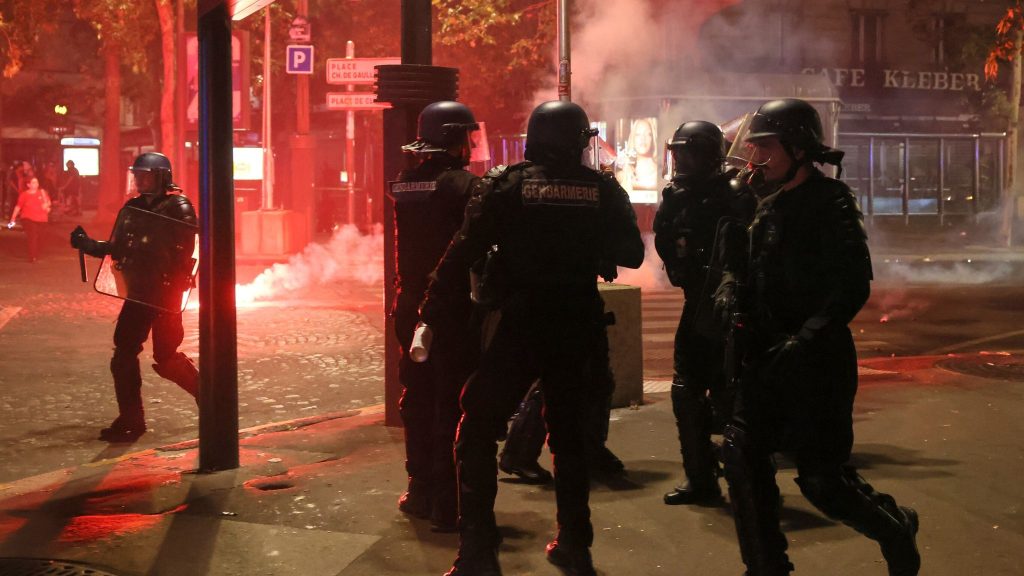 “PSG’s Champions League victory ends in disturbances in Paris (VIDEO)”