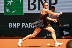 Aryna Sabalenka responde de forma brilhante a Djokovic no Roland Garros