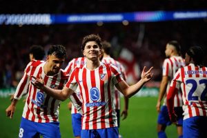 Atlético de Madrid rejects Barcelona’s €100 million offer for Álvarez.