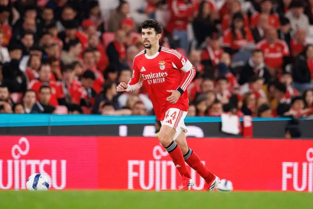 Bayern Munich wants Tomás Araújo from Benfica for the defense.