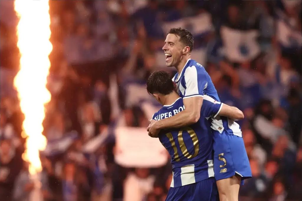 “Bednarek shines with a goal and the Alverca goalkeeper remains motionless.”