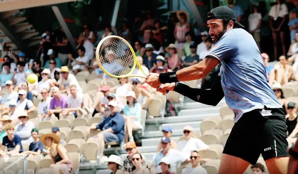 Berrettini defeats Comesana and advances to the round of 16 at Roland Garros.