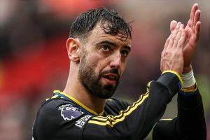 Bruno Fernandes decides to stay at Man Utd and surprises rivals.