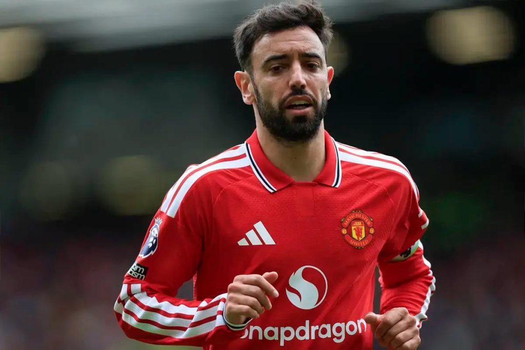Carrick assures that Bruno Fernandes will continue at Manchester United.