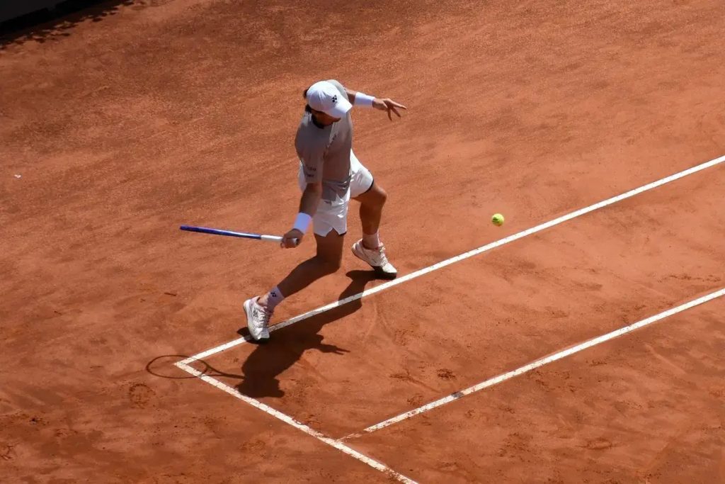 Casper Ruud advances to the semifinals after a convincing victory.