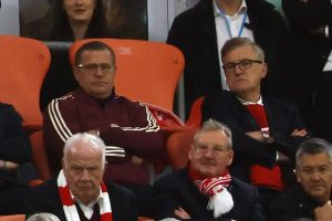 CEO do Bayern critica árbitro português após empate com o PSG