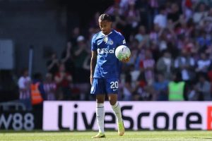 Chelsea refuses to sell João Pedro even with record offer from Barcelona.