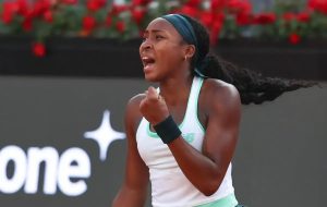 Coco Gauff supera dificuldades e garante vitória tensa em roma