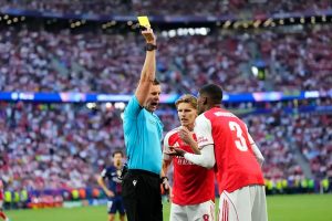 Cristhian Mosquera escapes expulsion in the Champions League final.