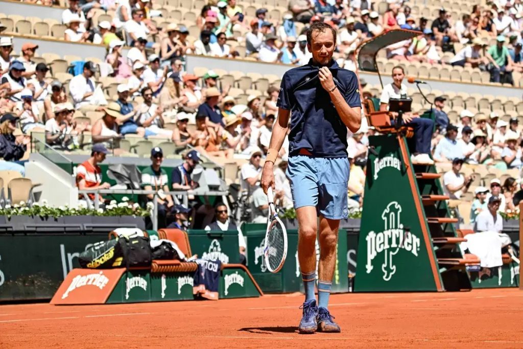 Danill Medvedev catastróficamente eliminado de Roland Garros