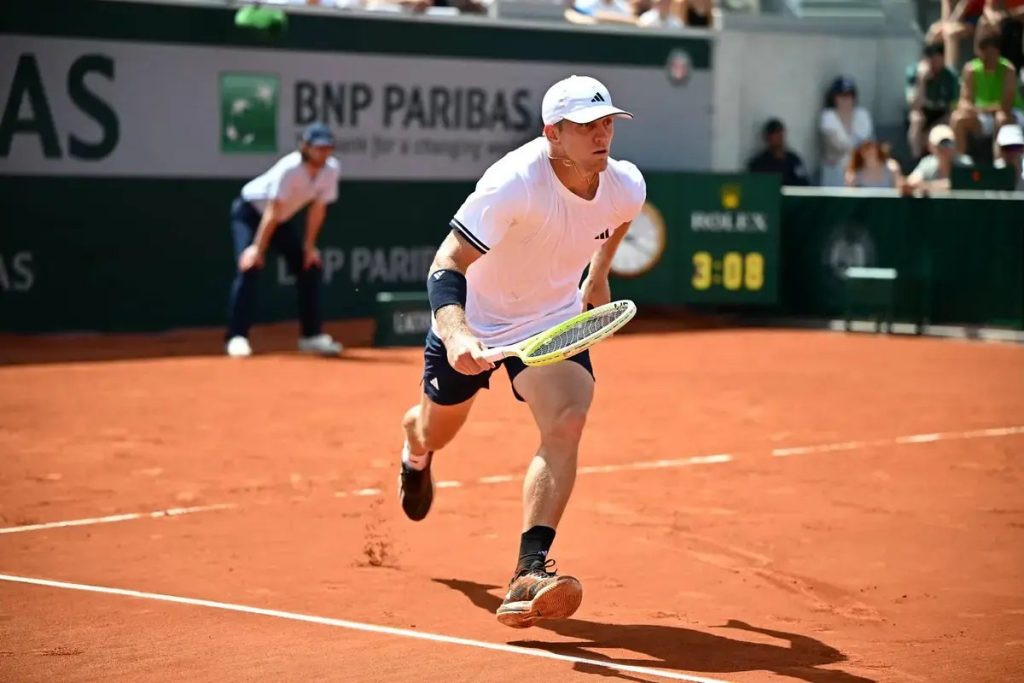 Davidovich Fokina surpasses limits and achieves victory at Roland Garros.